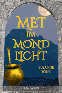 Buchcover „Met im Mondlicht“; in einem Bogenfenster aus grauem Stein ist links ein goldener Kessel mit Schöpfkelle, links oben der Vollmond, im Hintergrund ein blauer Berg zu sehen.